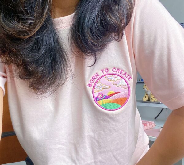 Camiseta Rosa Bordado "Born To Create" - Image 2