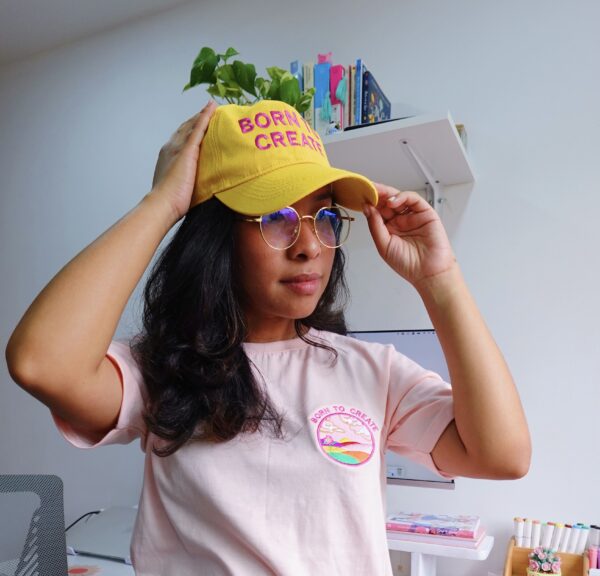 gorra amarilla con bordado