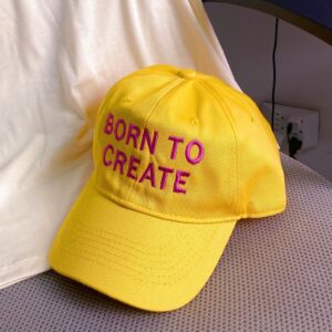 gorra amarilla bordada