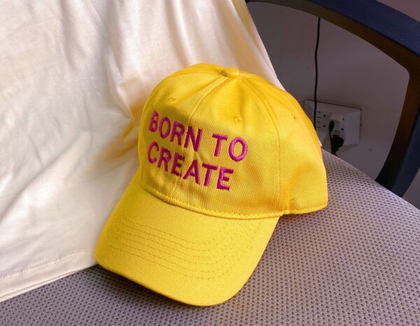 gorra amarilla bordada