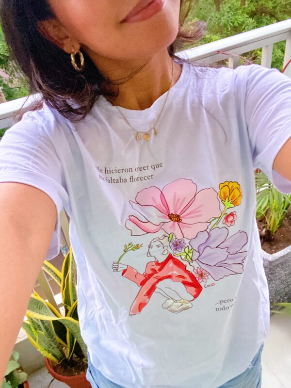 camiseta blanca jardín